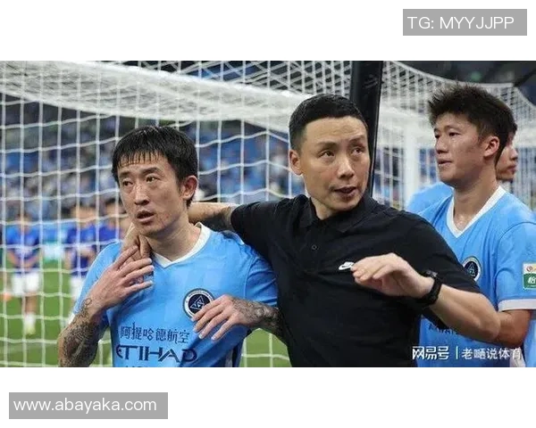 姜至鹏赛后与球迷发生争执主帅陈涛紧急出面调解冲突 姜至鹏赛后与球迷发生争执主帅陈涛紧急出面调解冲突